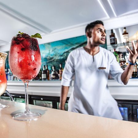 Beverly Hills Дурбан Экстерьер фото A bartender at work