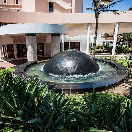 Beverly Hills Дурбан Экстерьер фото Fountain at the entrance of the hotel