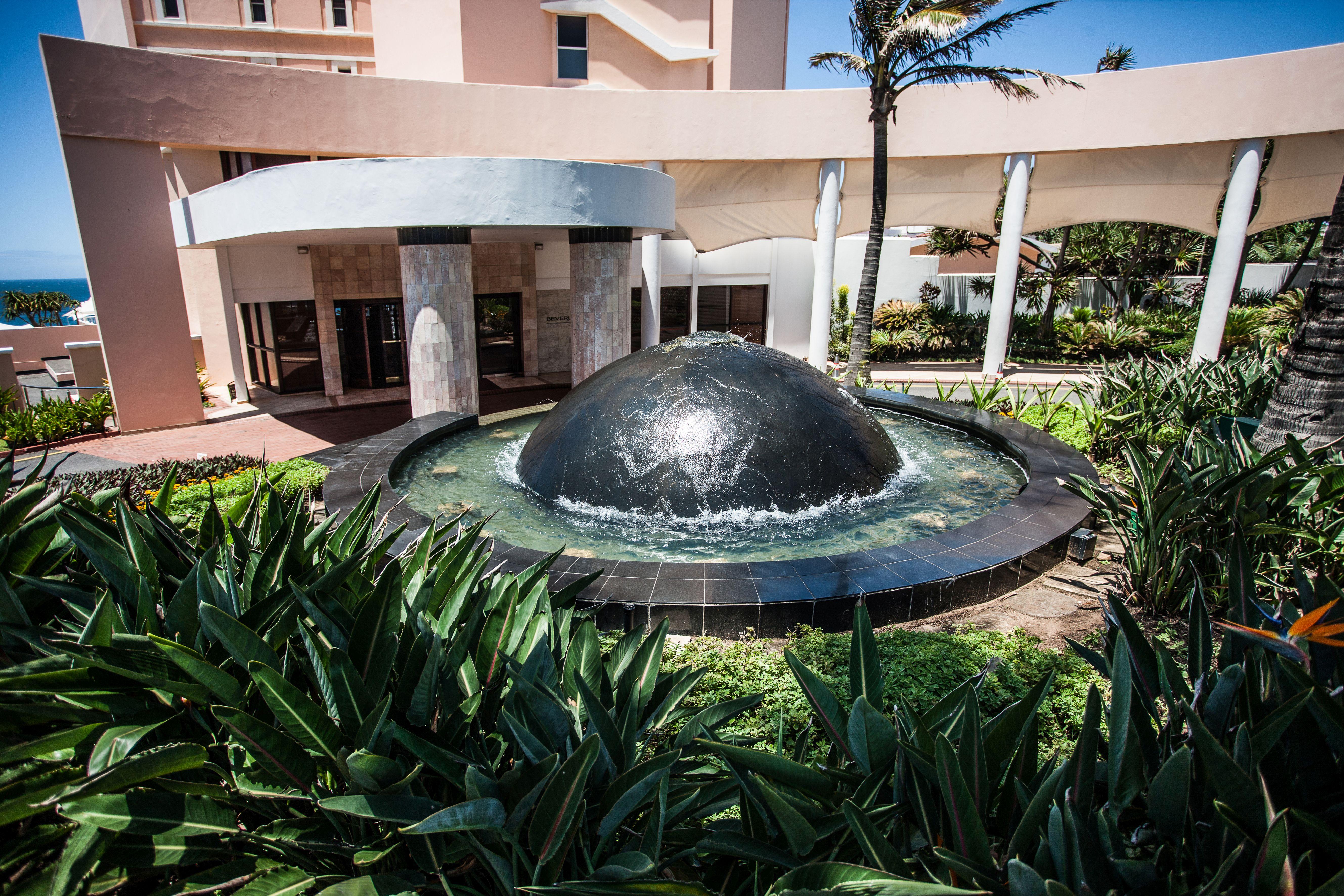 Beverly Hills Дурбан Экстерьер фото Fountain at the entrance of the hotel