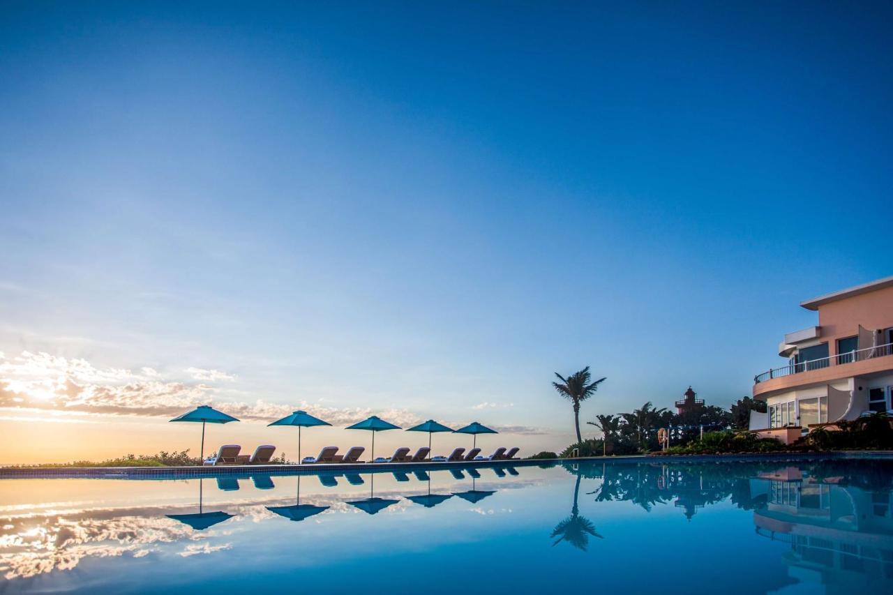 Beverly Hills Дурбан Экстерьер фото The swimming pool at the resort