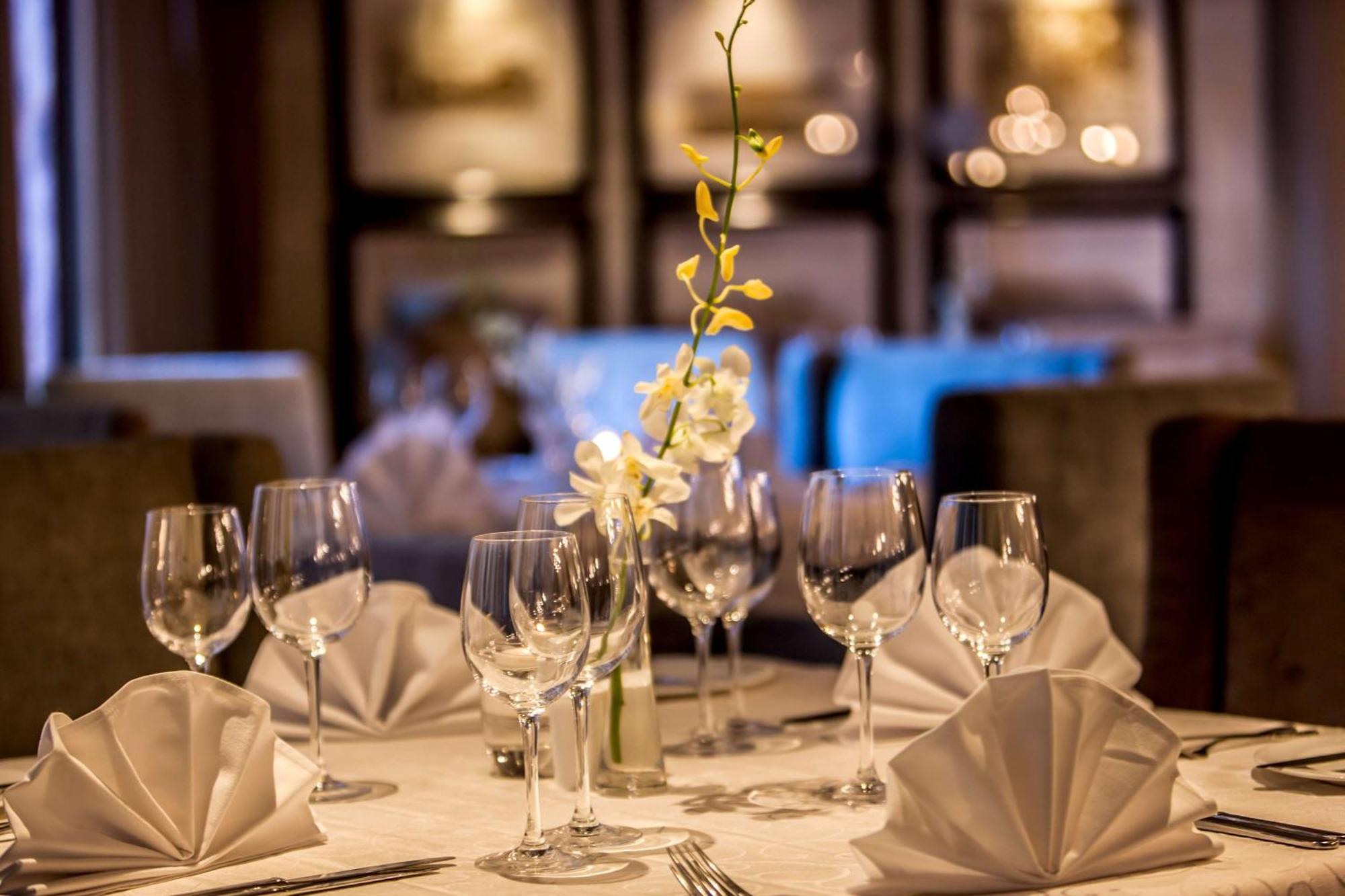 Beverly Hills Дурбан Экстерьер фото A table set for fine dining