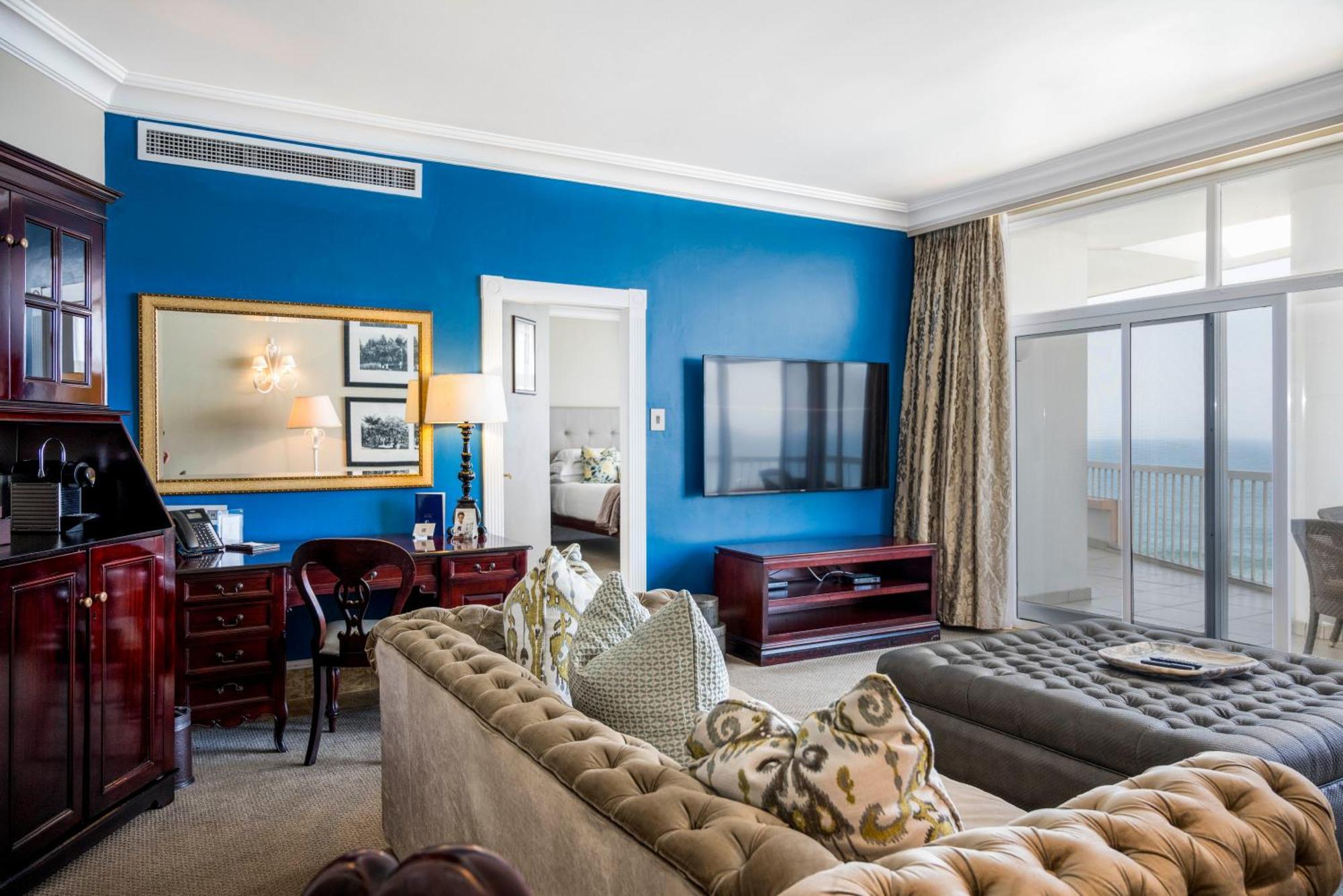 Beverly Hills Дурбан Экстерьер фото A living room in a suite at Trump Ocean Club International Hotel and Tower