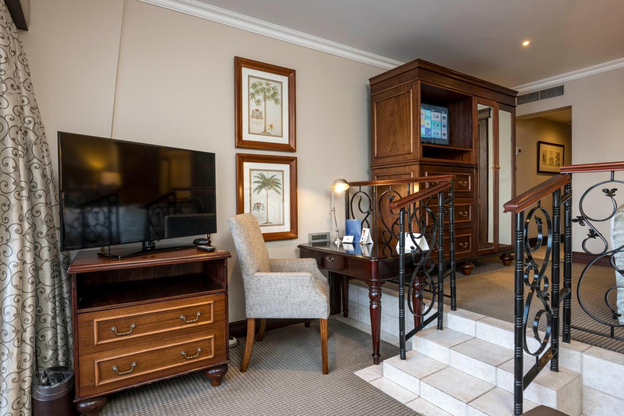 Beverly Hills Дурбан Экстерьер фото A suite at the Taj Mahal Palace