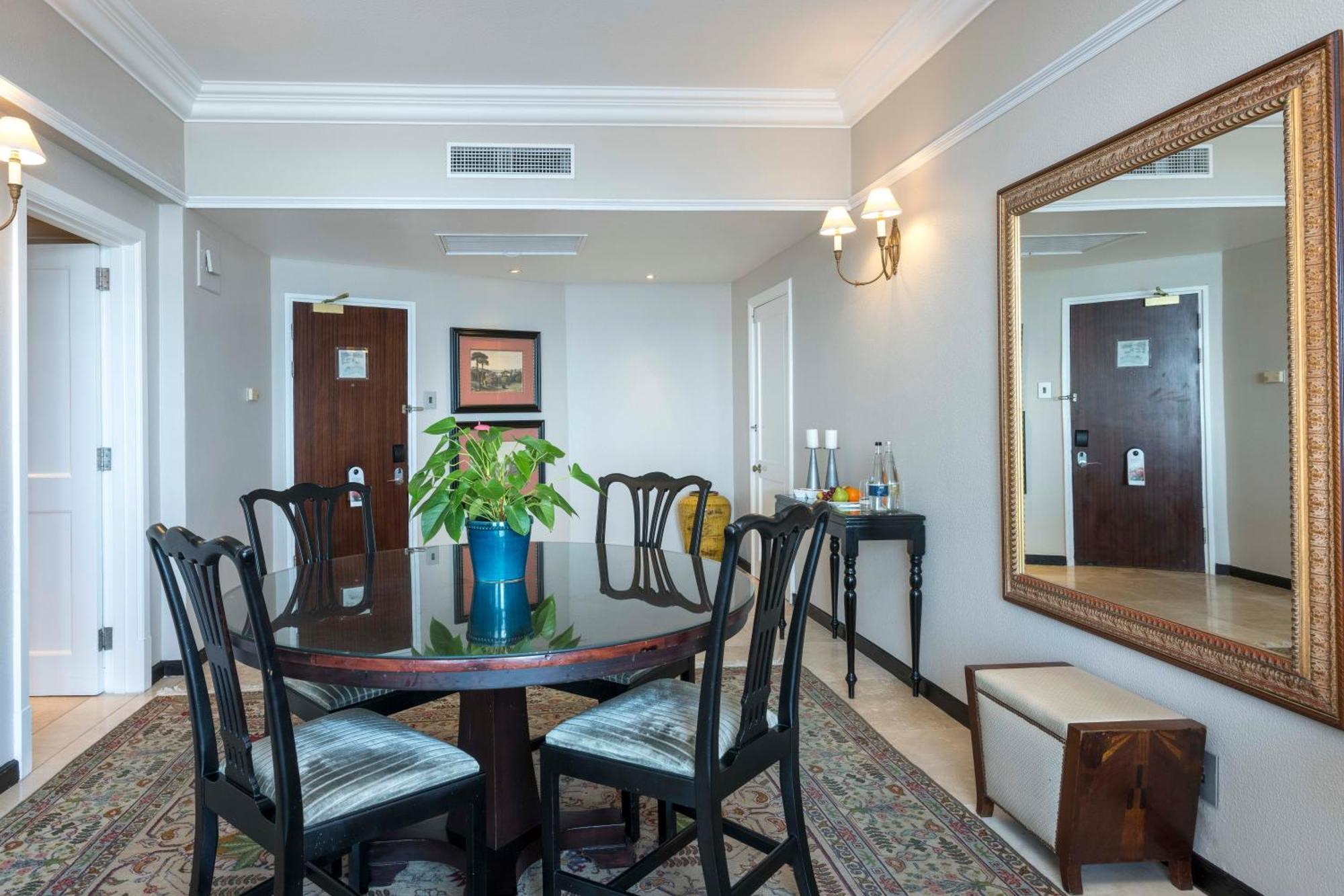Beverly Hills Дурбан Экстерьер фото A suite at the Hilton