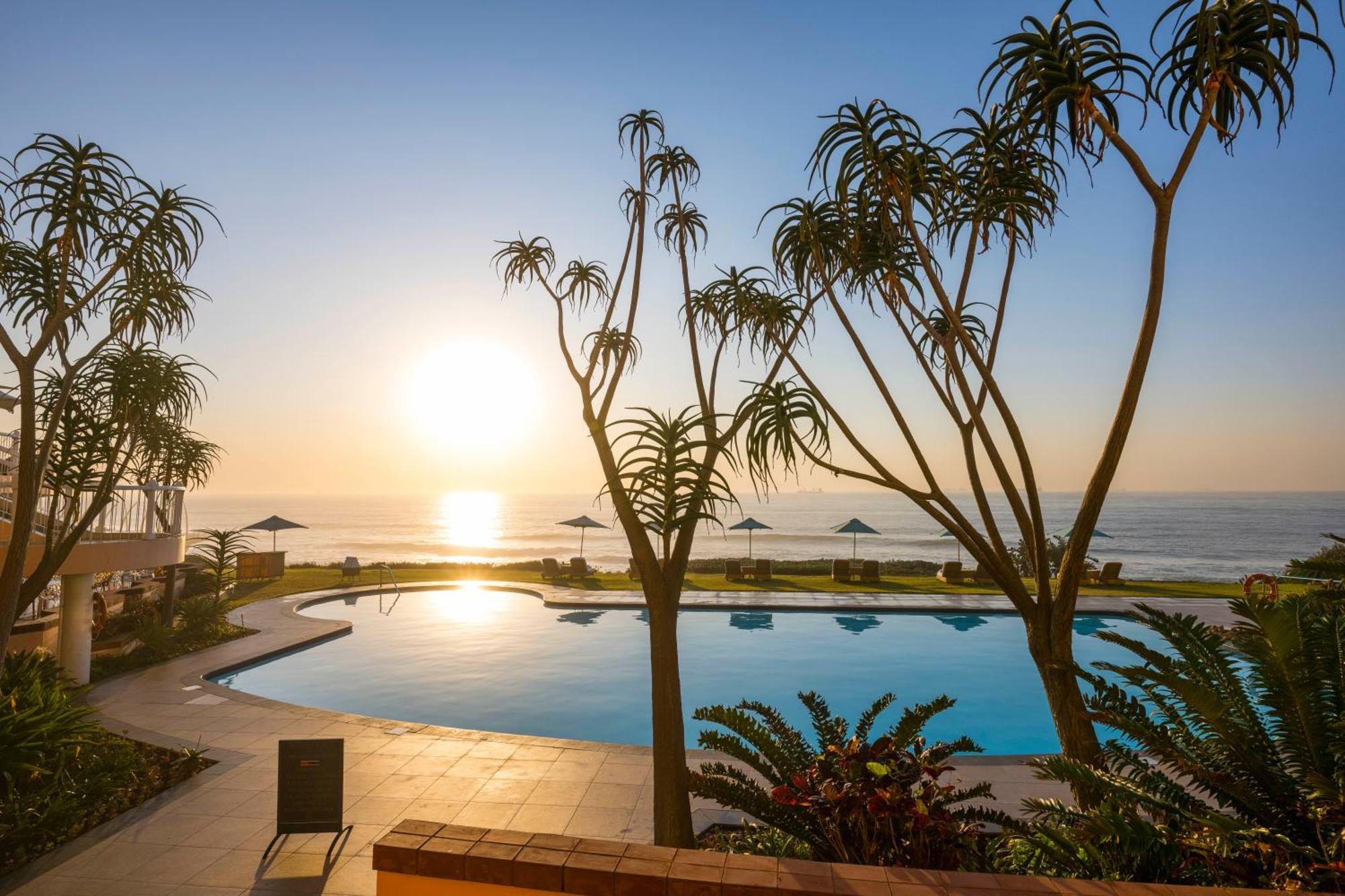 Beverly Hills Дурбан Экстерьер фото Sunset at the pool