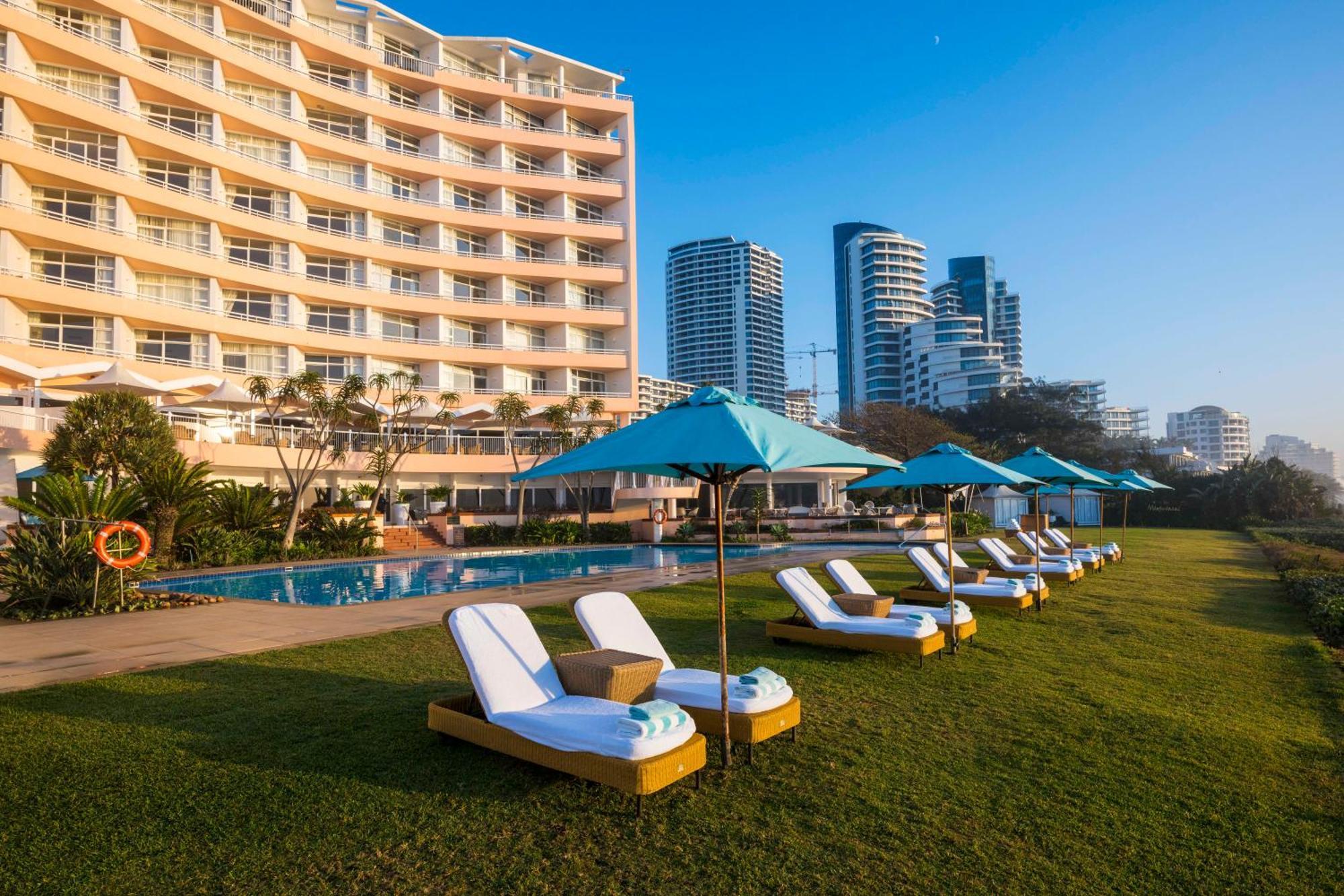 Beverly Hills Дурбан Экстерьер фото The pool at The Oberoi Mumbai